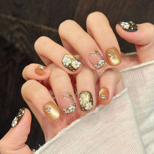KAPOWNAILS squoval short nails featuring elegant design - delicate white flowers, luxurious gold glitter, crystal accents, gradient ombre, handcrafted quality, 10-piece set