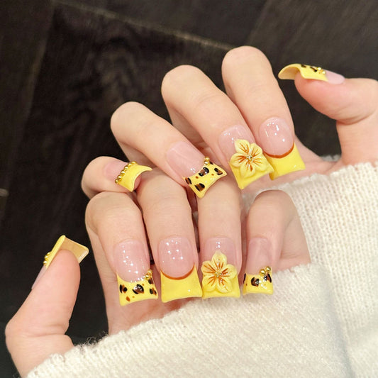 Cheerful duck press-on nails featuring sunflower charm, animal print spots & gold chains - Bold summer beauty at home - Set of 10 nails