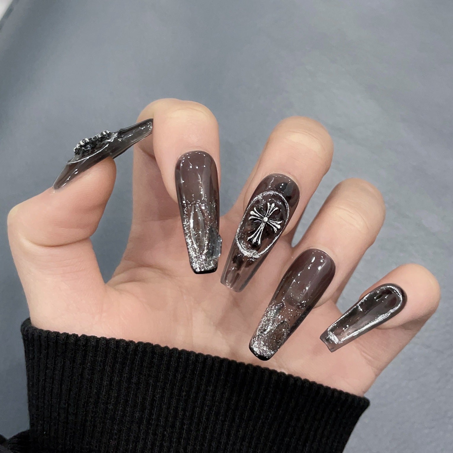 Rock gothic vibes! KAPOWNAILS dark grey press - ons, silver cross detail. Quick to apply for an edgy, cool manicure.