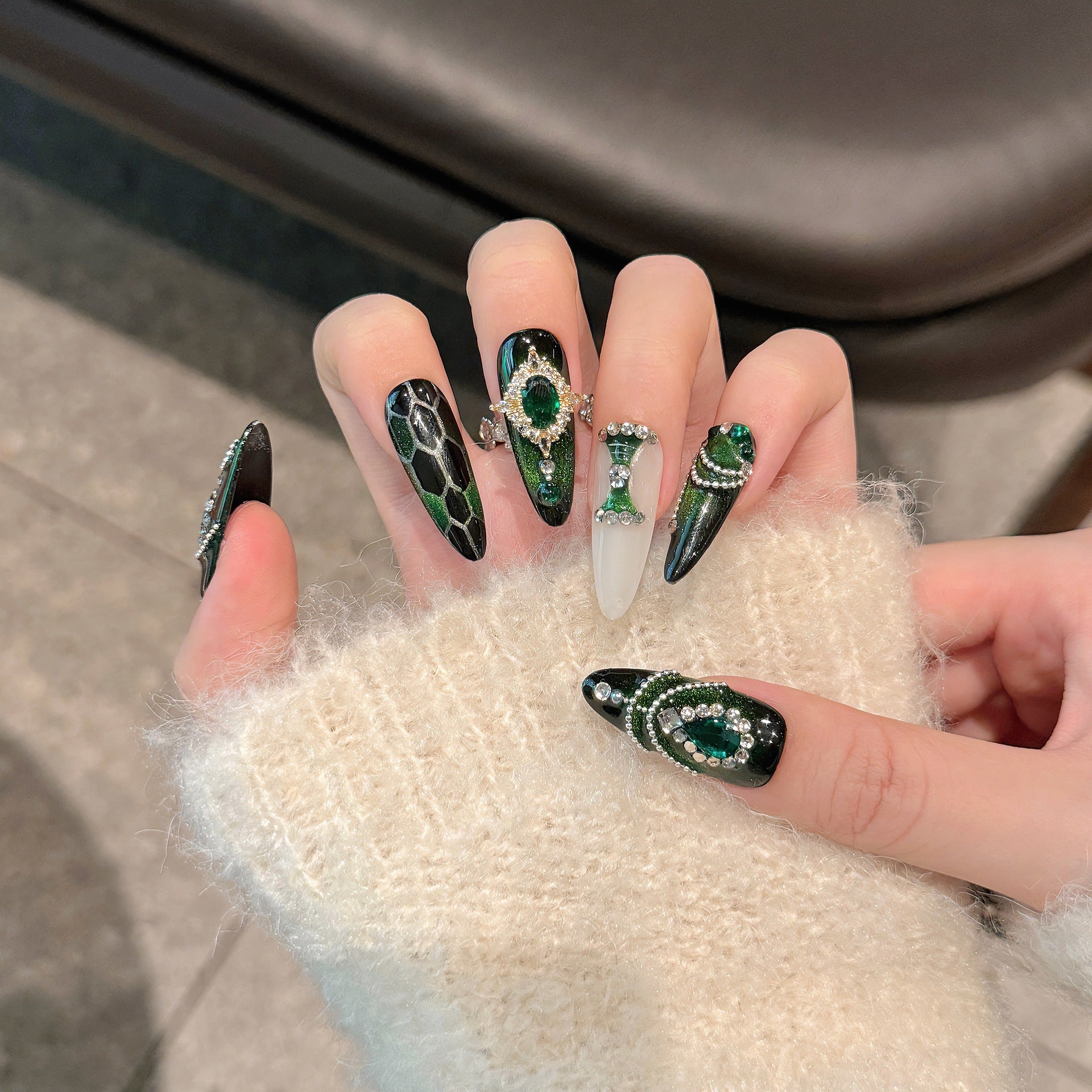 KAPOWNAILS Green Gem - Encrusted Press - ons, Luxe Rhinestone - Decor Long Nails