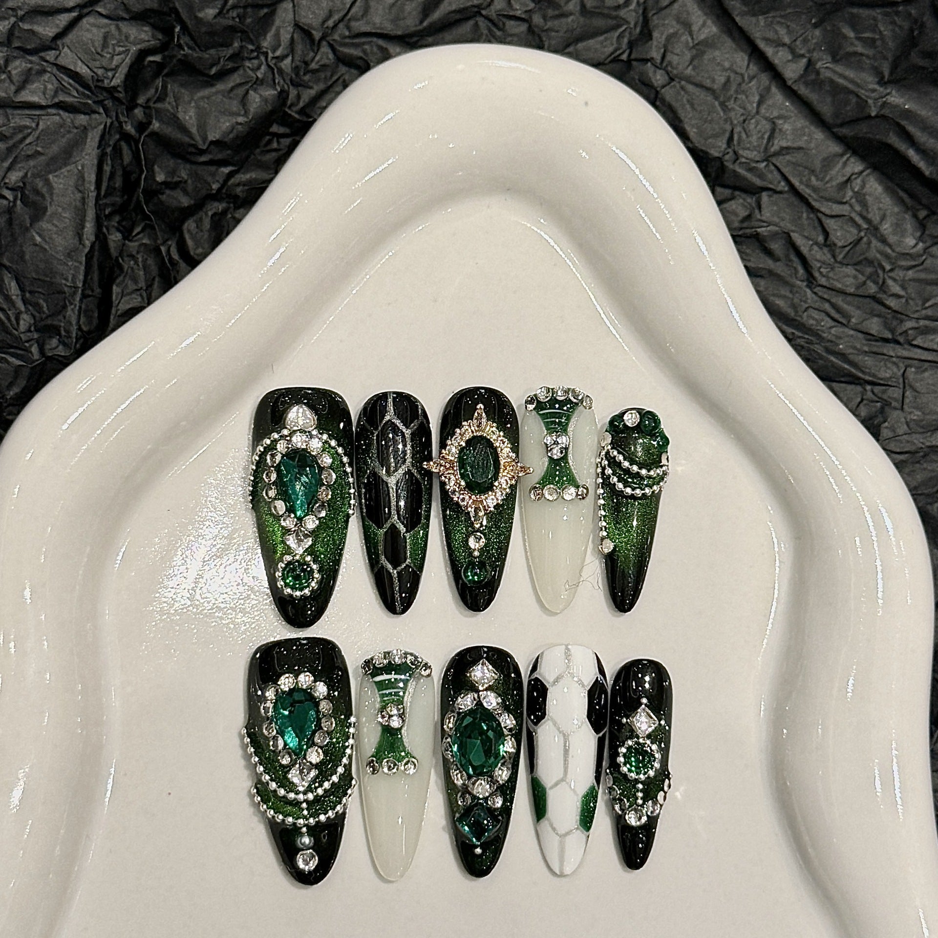 KAPOWNAILS Green Gem - Encrusted Press - ons, Luxe Rhinestone - Decor Long Nails